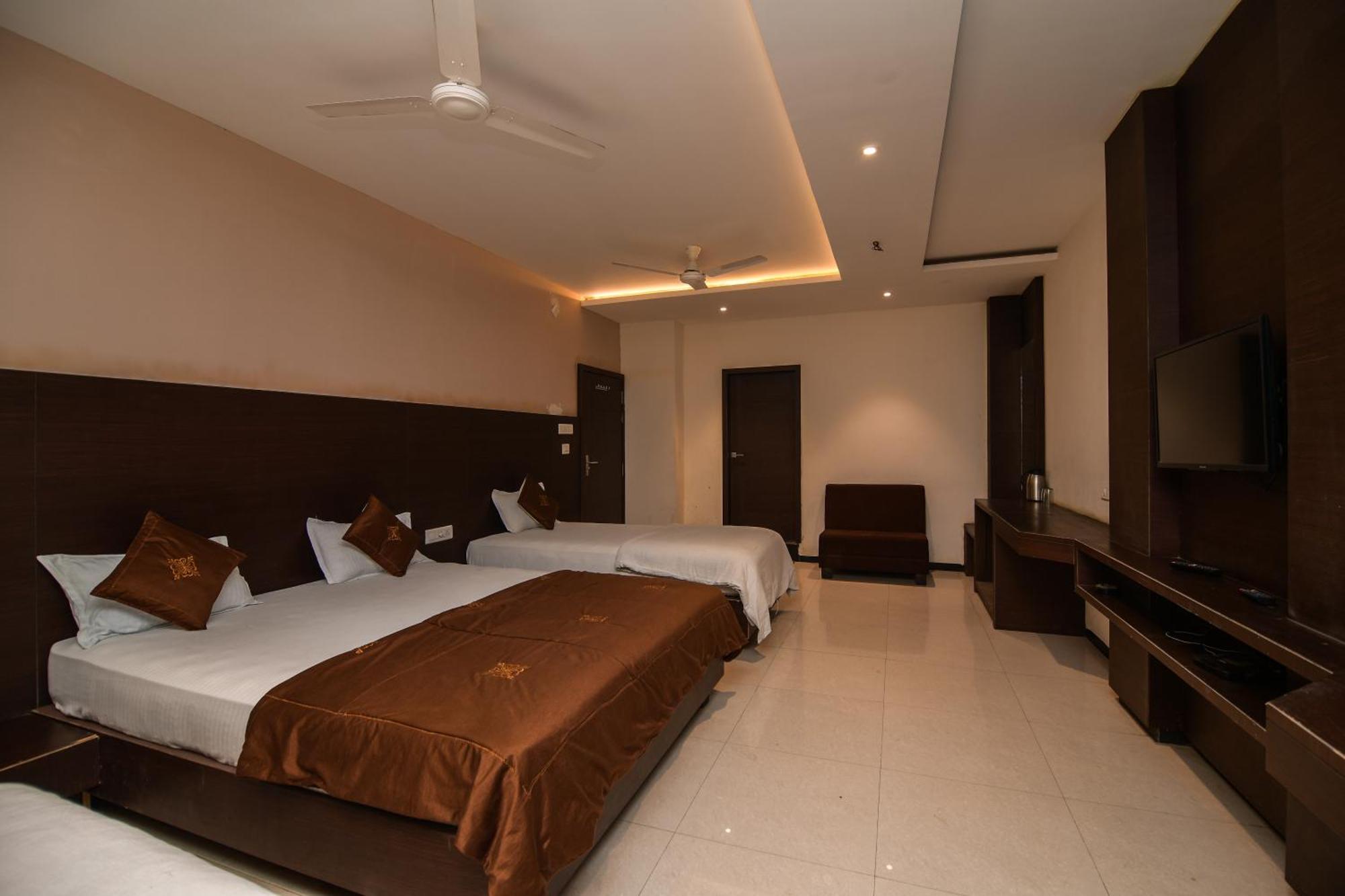 אויאיין Shree Ram Hotel מראה חיצוני תמונה