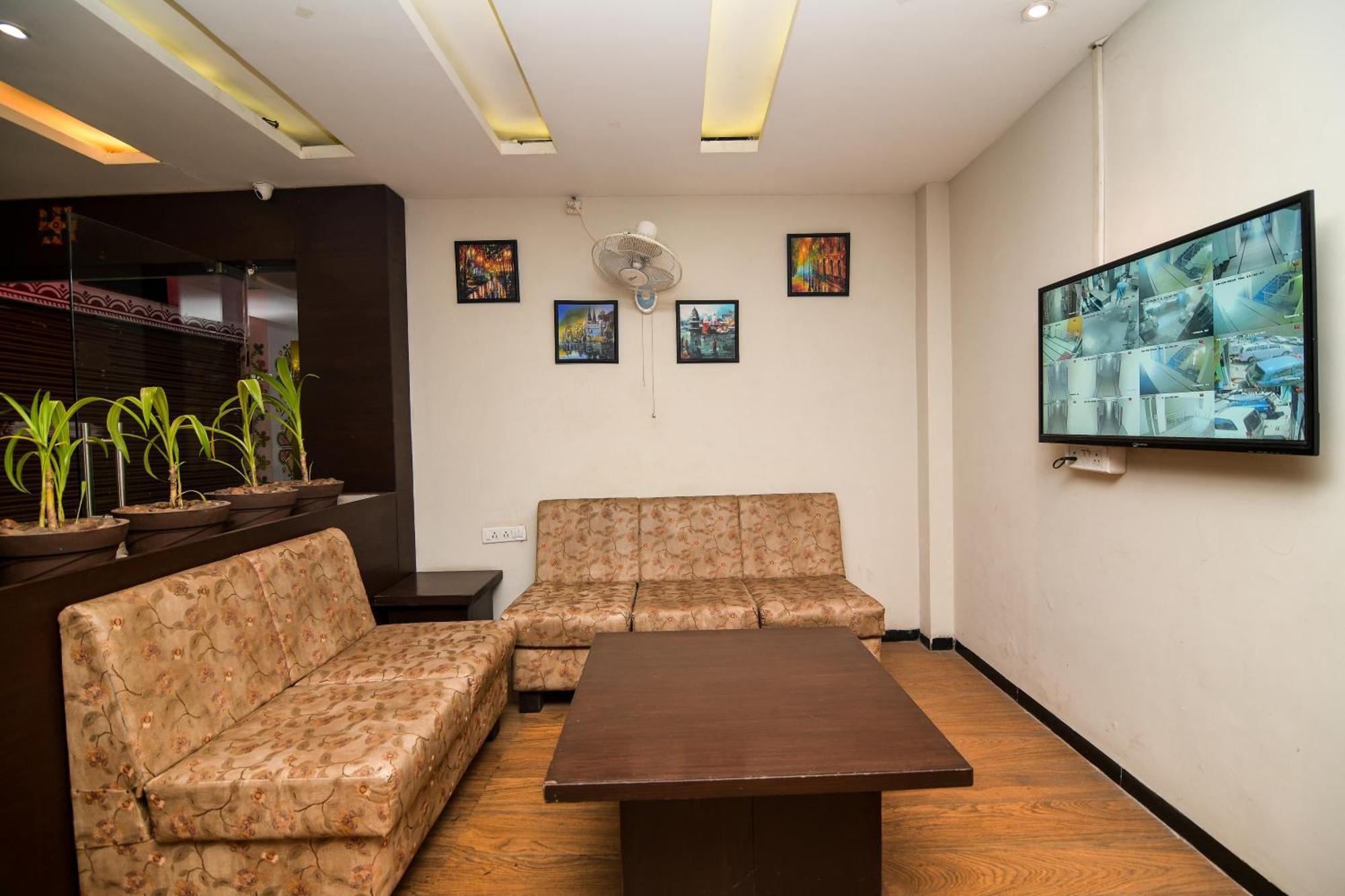 אויאיין Shree Ram Hotel מראה חיצוני תמונה