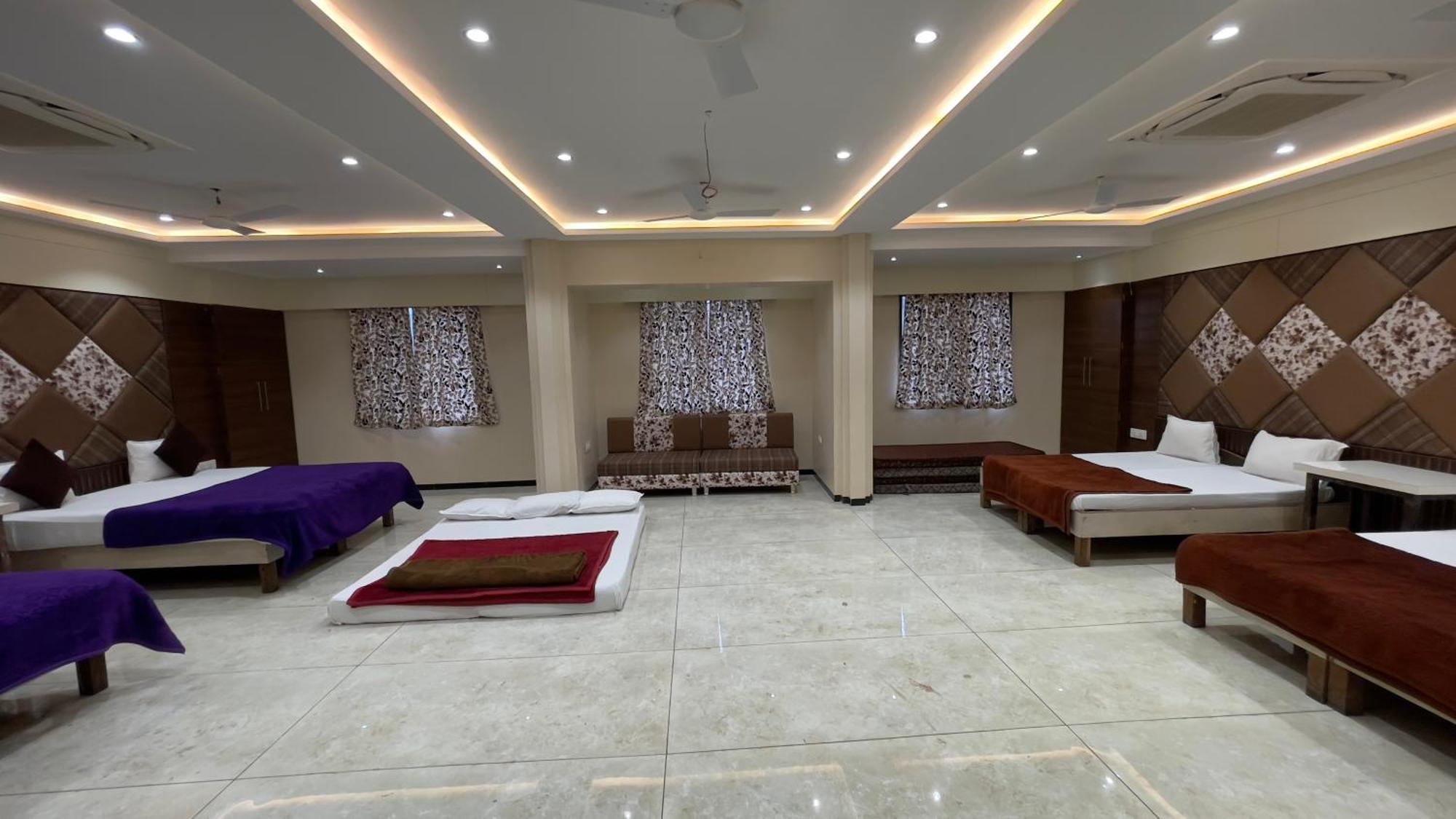 אויאיין Shree Ram Hotel מראה חיצוני תמונה