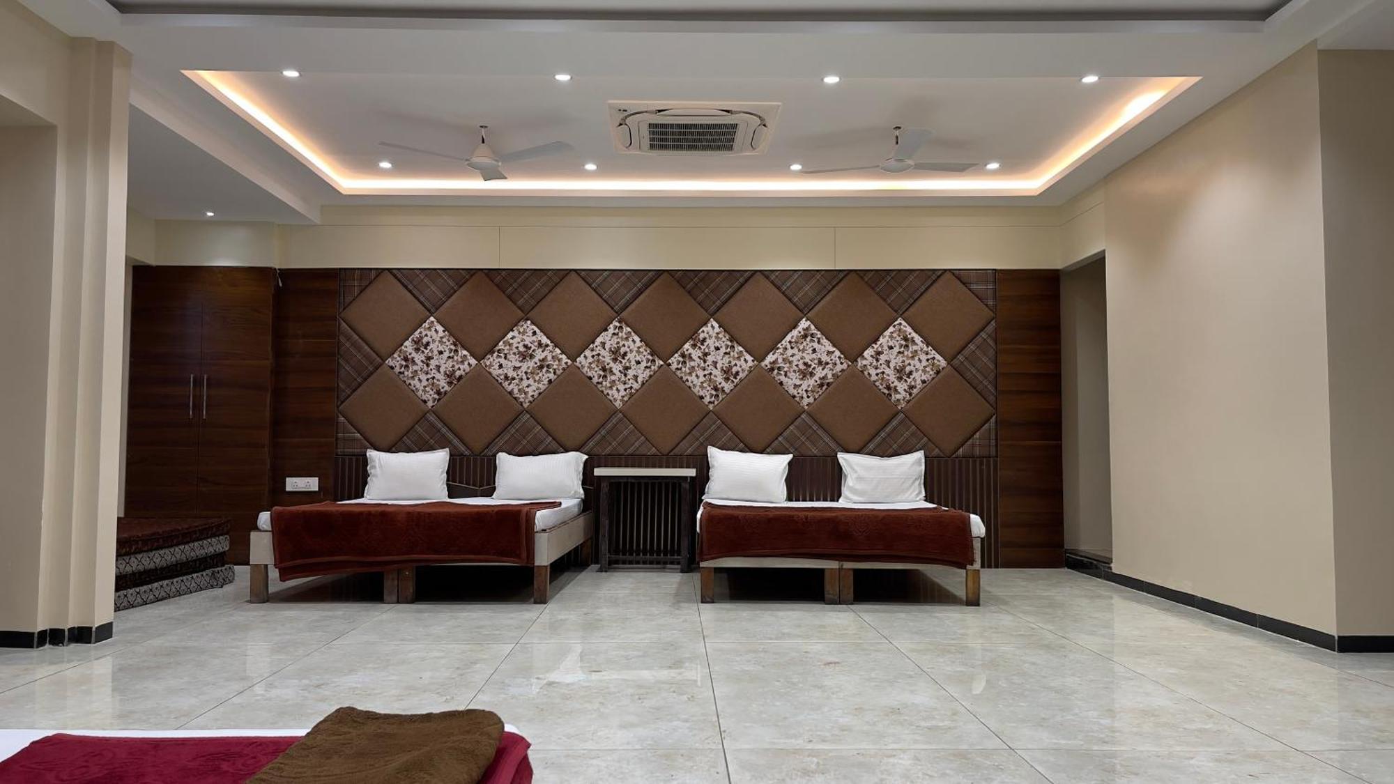 אויאיין Shree Ram Hotel מראה חיצוני תמונה