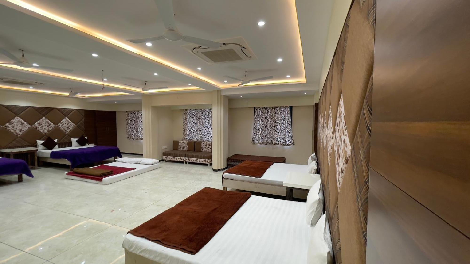 אויאיין Shree Ram Hotel מראה חיצוני תמונה